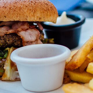 Internationales Flair in Wien | © Pexels Hamburger mit Pommes und Saucen. | © Pexels