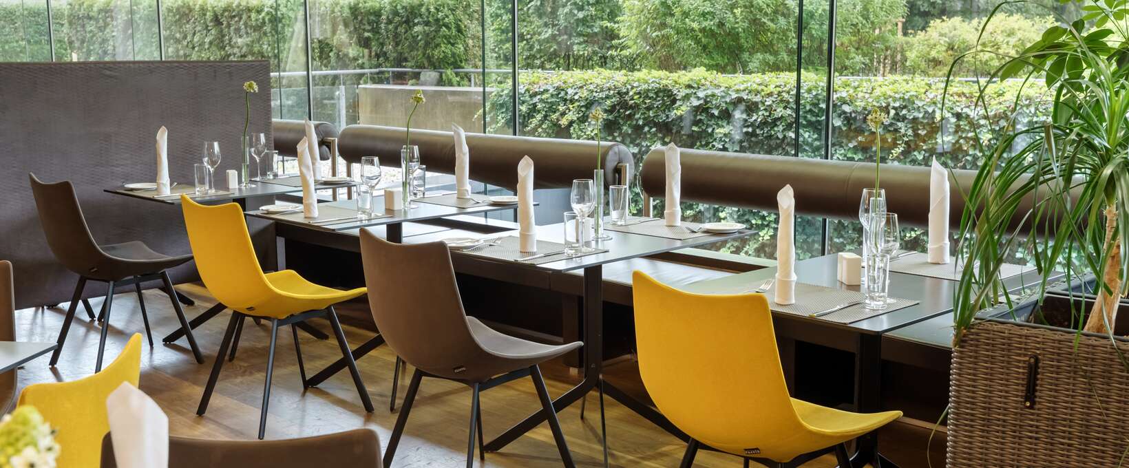 Restaurant | Hotel Congress Innsbruck Restaurant mit eingedeckten Tisch | Hotel Congress Innsbruck