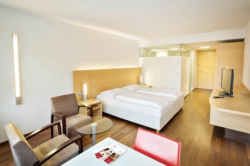 Classic Zimmer | Hotel Congress Innsbruck Classic Zimmer mit Kingsize Bett und Sitzecke| Hotel Congress Innsbruck