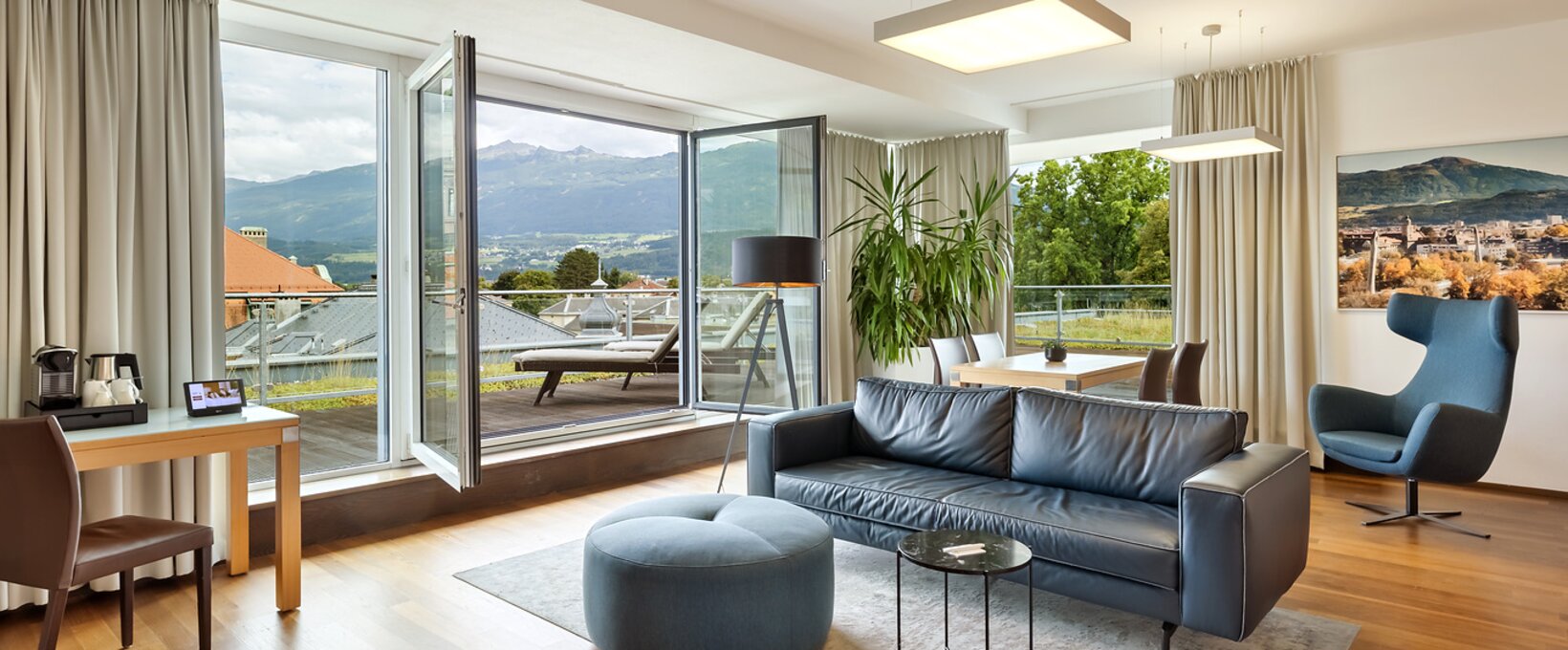Panorama Suite | Hotel Congress Innsbruck Panorama Suite Wohnbereich und Balkon mit Aussicht  aus dem Hotel Congress Innsbruck