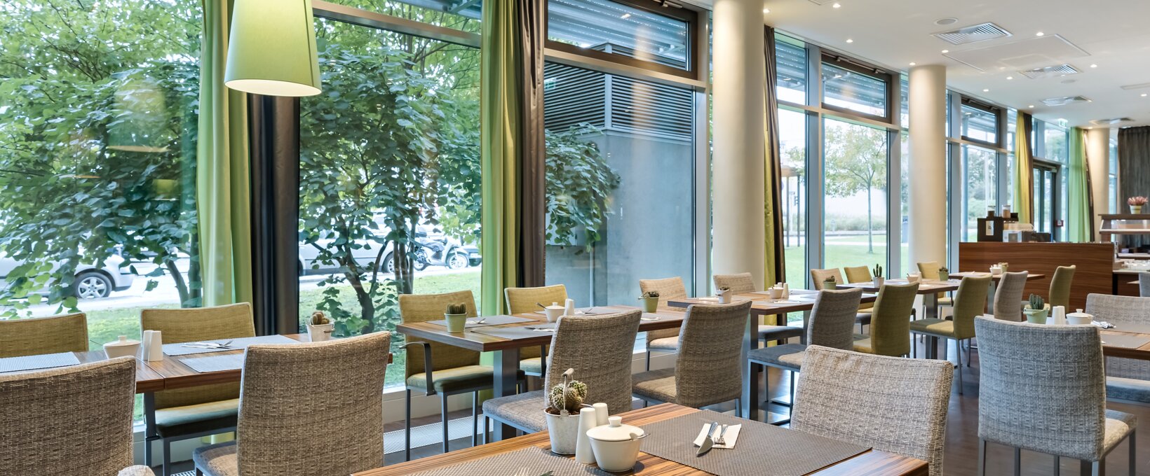 Frühstücksraum | Hotel Doppio in Wien Frühstücksraum mit gedeckten Tischen | Hotel Doppio in Wien