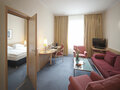 Familienzimmer Wohnzimmer mit Blick ins Schlafzimmer | Hotel Europa Salzburg