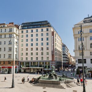 Außenansicht Hotelgebäude mit Brunnen | Hotel Europa Wien