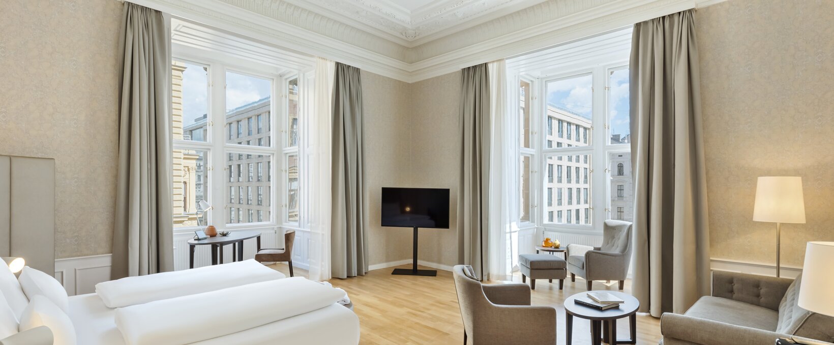 Suite | Hotel Rathauspark in Vienna Suite living and sleeping room | Hotel Rathauspark in Vienna