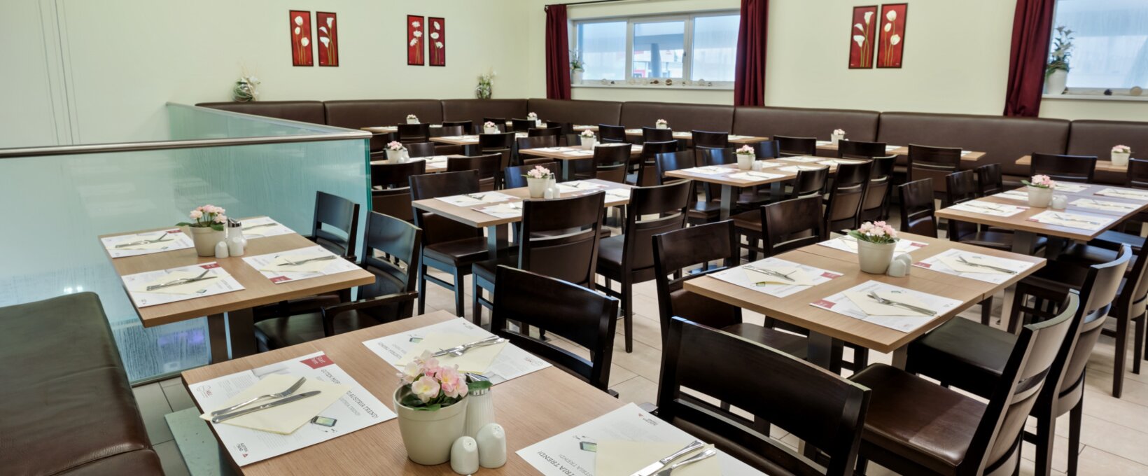 Breakfast restaurant with laid table | Hotel Salzburg Messe