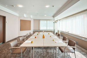 Seminar room Ried with apple and drinks | Hotel Schillerpark in Linz
