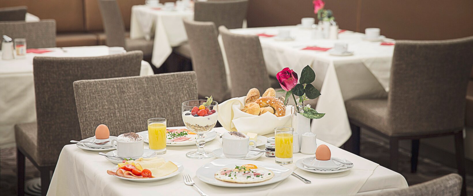 Frühstückstisch mit Ei und Brötchen | Hotel Schillerpark in Linz