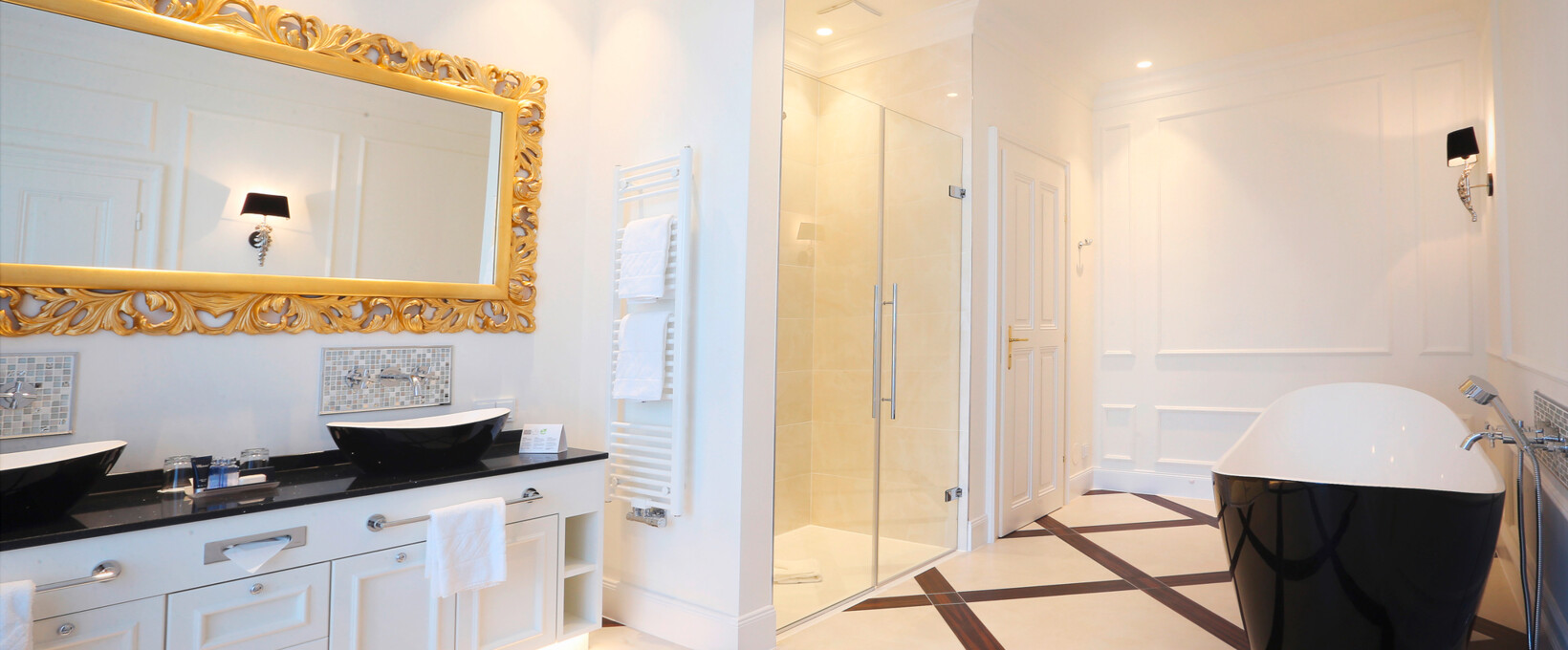 Badezimmer | Schloss Schönbrunn Grand Suite in Wien Prunkvolles Badezimmer mit Badewanne | Schloss Schönbrunn Grand Suite in Wien
