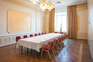 Seminar room Erzherzog Rainer with boardroom | Hotel Schloss Wilhelminenberg in Vienna
