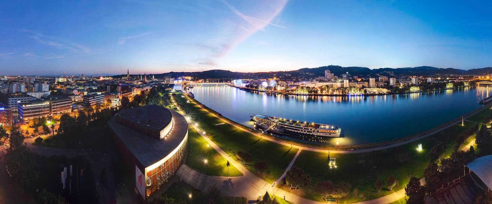 Panorama in der Nacht mit Fluss | Linz | © Linz Tourismus | J. Steininger