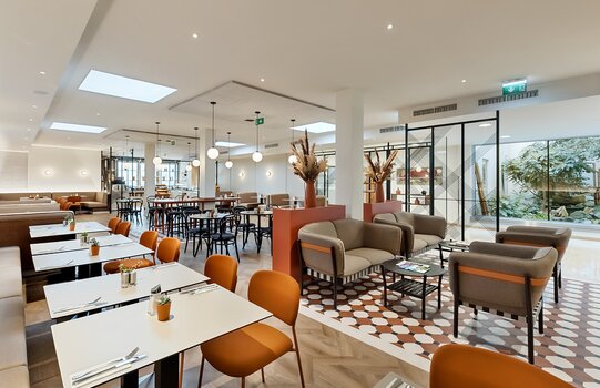 Frühstücksraum mit gedeckten Tischen | Hotel Anatol in Wien