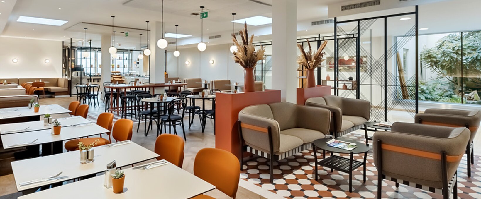 Breakfast room with laid table | Hotel Anatol in Vienna