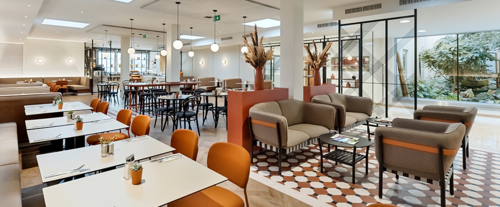 Frühstücksraum | Hotel Anatol in Wien Frühstücksraum mit gedeckten Tischen | Hotel Anatol in Wien
