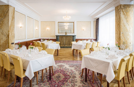 Breakfast room with laid table | Hotel Astoria in Vienna