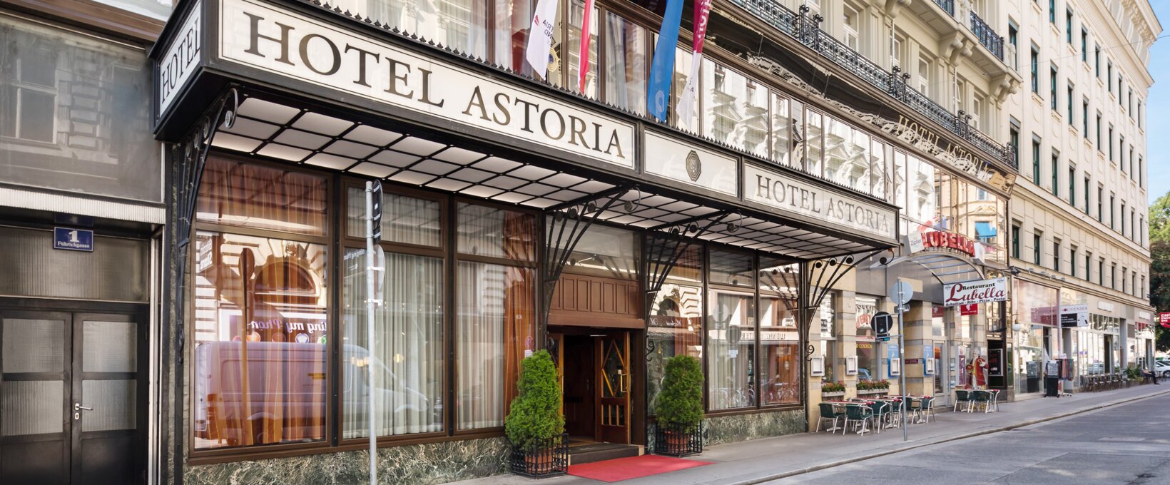 Entrance exterior view | Hotel Astoria in Vienna
