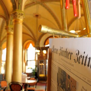 Zeitung im Wiener Café Central