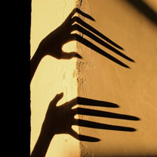 Gruseliger Schatten and der Wand