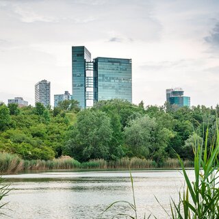 Wienerberg Naherholungsgebiet Wienerberg mit Blick auf die Vienna Twin Towers