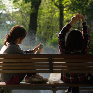 Zwei Mädchen auf einer Parkbank | © © Pixabay