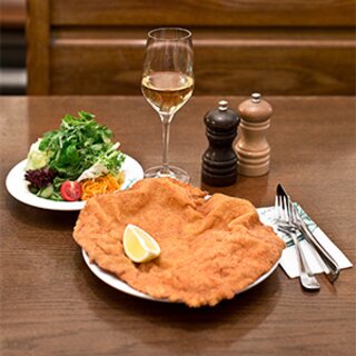 Zur guten Wiener Küche zählt der Klassiker: Wiener Schnitzel. | © © Figlmüller