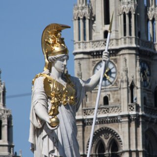Pallas Athene und Wiener Rathaus 