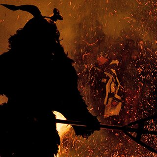 Winter- und Faschingsbräuche Düstere Perchten vor einem Winterfeuer