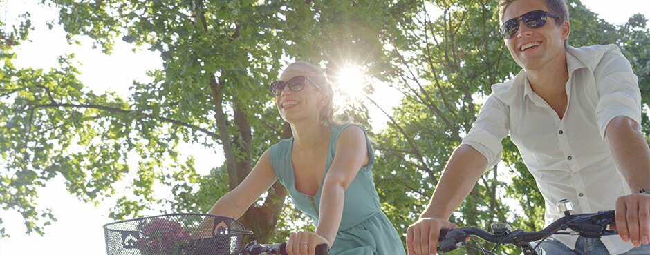 Pärchen beim Radfahren in der Natur