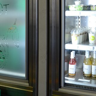 Kühlregal mit Sandwiches und Getränken aus frischen und regionalen Zutaten. | © Agentur MINT