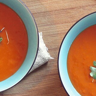 Zwei Schüsseln Tomatencremesuppe – feines vegetarisches Gericht. | © Pixabay