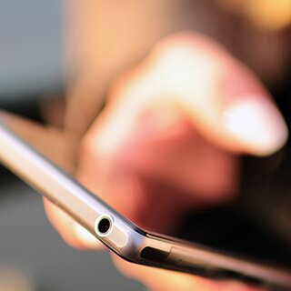 Frau mit Coffee to go Becher und Smartphone. | © Pexels