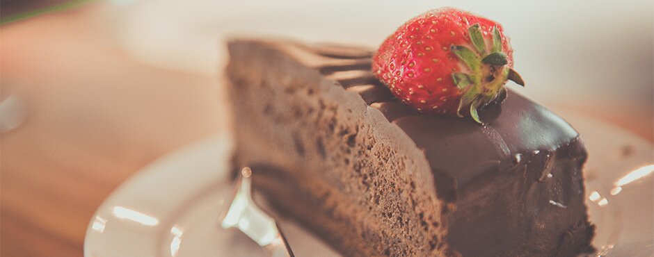 Feine Schokoladentorte mit einer frischen Erdbeere serviert. | © Pexels