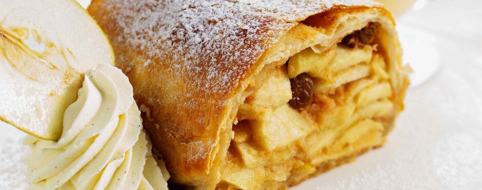 Wiener Apfelstrudel mit Schlagobers garniert. | © Café Central