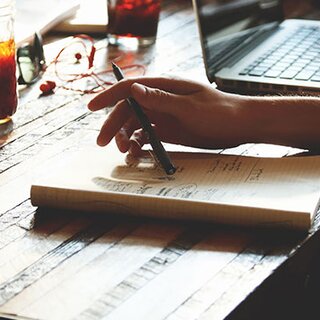 Arbeitende Gäste in einem Restaurant. | © Pexels