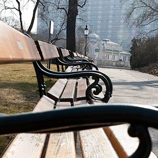 Parkbank im Wiener Stadtpark | © Flickr | Letizia Barbi