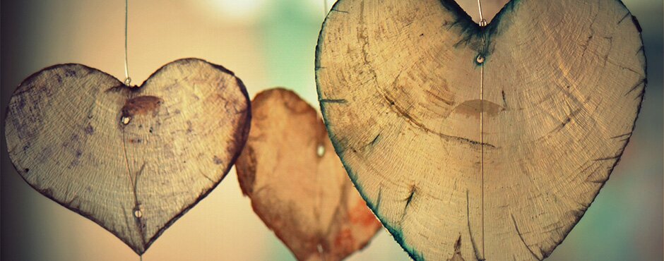 Herzen aus dünnem Holz in der Abendsonne. | © Pixabay