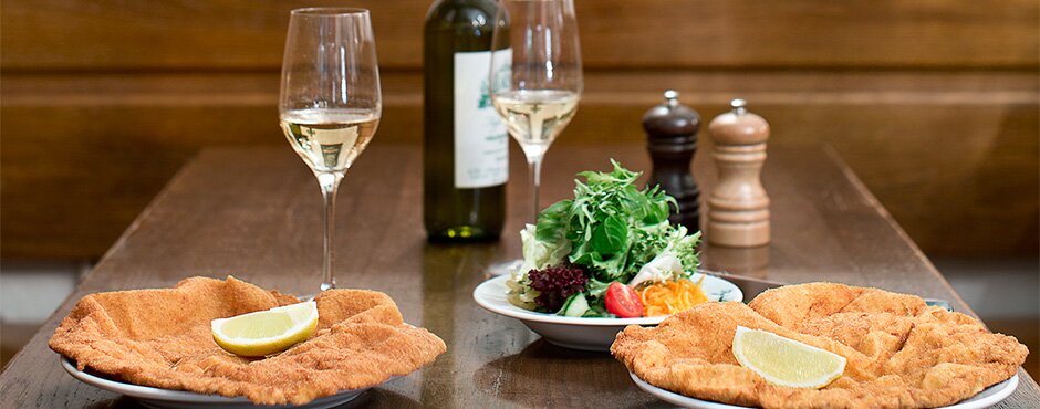 Klassisches Wiener Schnitzel mit gemischtem Salat | © Figlmüller