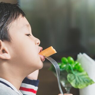 Kind im Restaurant | © Shutterstock