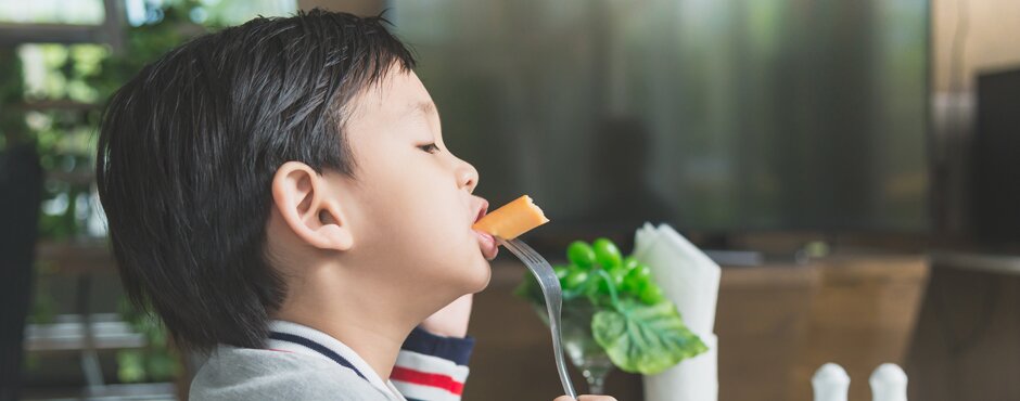 Kind im Restaurant | © Shutterstock