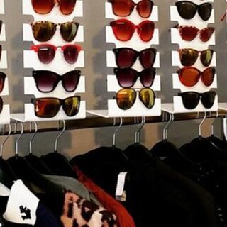 Hippe Kleidung und Schuhe bis hin zu Vintage Accessoires und Taschen.  | © Polyklamott