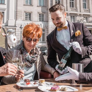 Kaiserliche Kulinarik kann in Wien in alteingesessenen Etablissements oder an ganz neuen Orten genossen werden. | © Riding Dinner