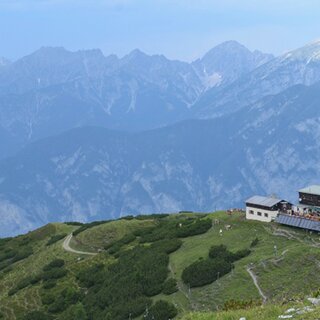 Umringt von Bergen ist es Innsbruck unmöglich, keine Lust auf Action und Outdoor-Erlebnisse zu haben. | © TVB Innsbruck  Helga Andreatta