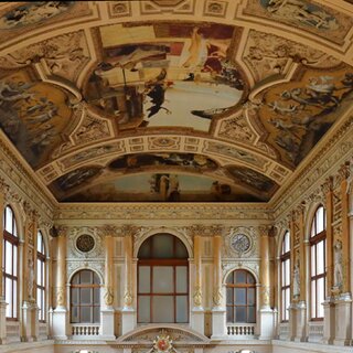 Über des Feststiege im Wiener Burgtheater ist ein Deckengemälde von Gustav Klimt zu bestaunen. | © Bwag/Wikimedia Commons