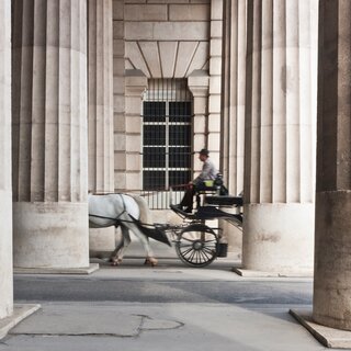 Fiakerfahrt durch das äußere Burgtor zum Heldenplatz | Wien