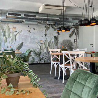 Hipster Café mit stilvollem Interior Design und Dschungel Fototapete | © Viennissima Lifestyle