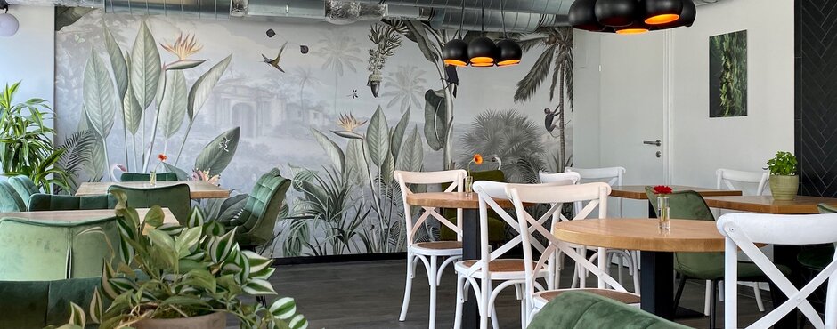 Hipster cafe with stylish interior design and jungle photo wallpaper | © Viennissima Lifestyle