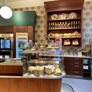 Wiens moderne Cafés | © Viennissima Lifestyle Das moderne Café, Bistro & Bar Adlerhof im 20er Jahre Stil | © Viennissima Lifestyle