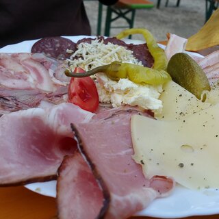 Platter with cold cuts, cheese, spreads and vegetables | © Angelika Mandler-Saul