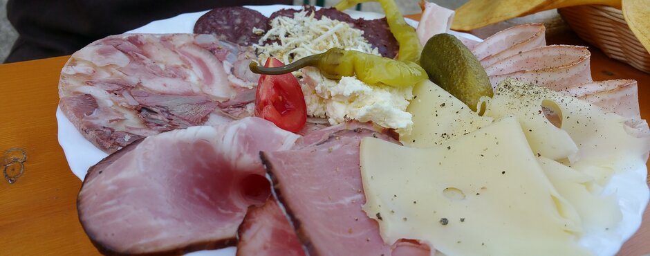 Platter with cold cuts, cheese, spreads and vegetables | © Angelika Mandler-Saul