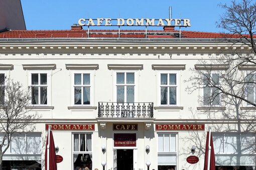 Café Dommayer | © bwag/Wikimedia Commons Das Café Dommayer in Wien Hietzing war nicht nur Gustav Klimts Stammcafé - hochrangige Künstler gingen hier einst ein und aus. | © bwag/Wikimedia Commons