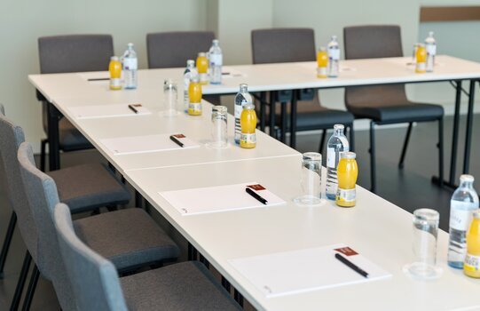 Seminarraum Set-up mit Tischen und Getränken | Hotel Bosei in Wien